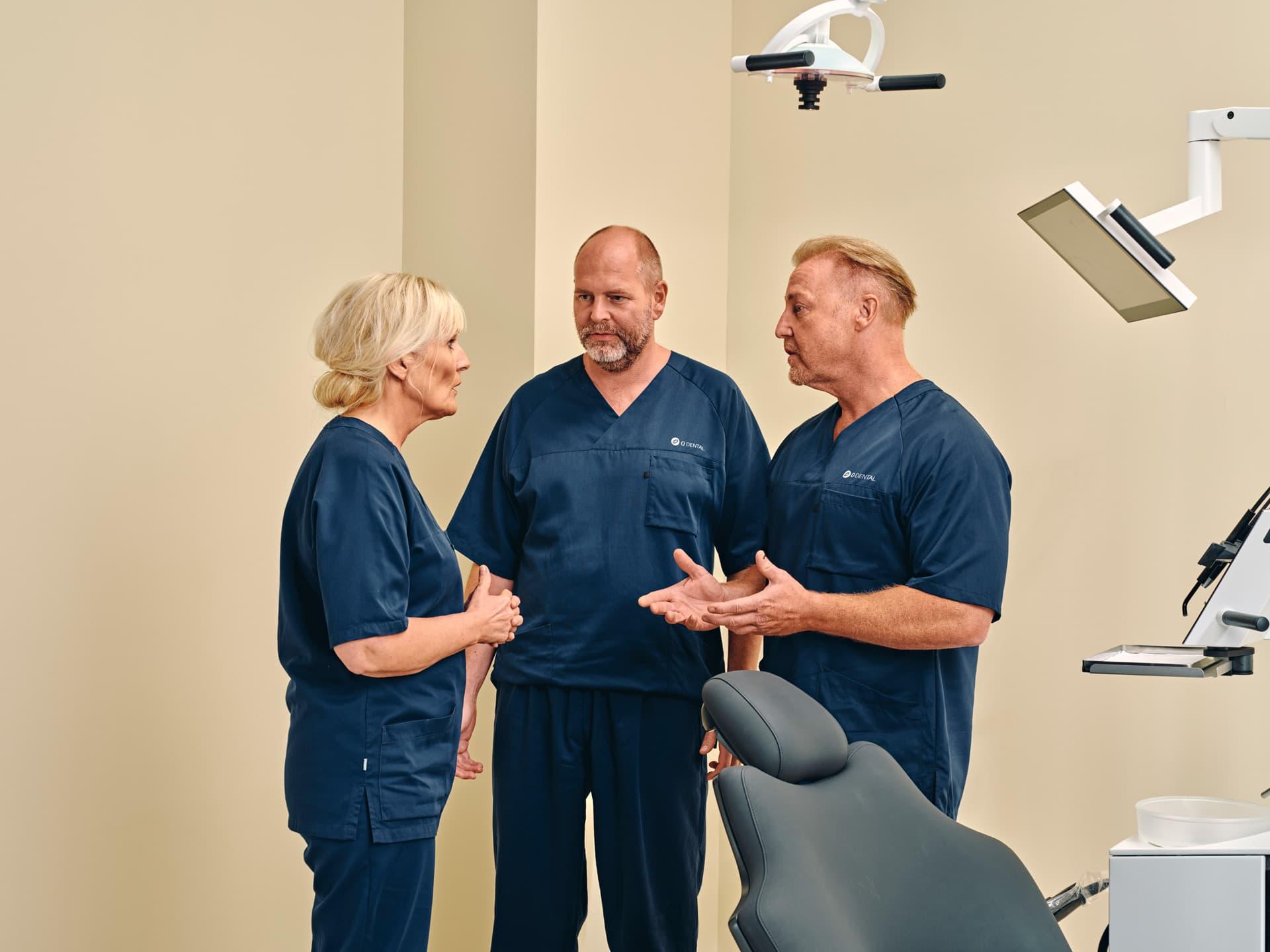 Kæbekirurg Torben Thygesen diskuterer med kolleger